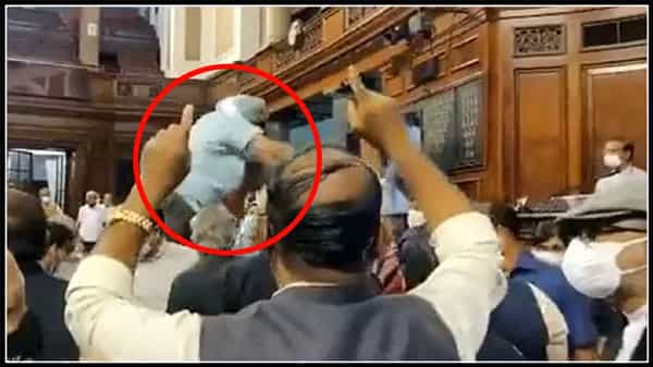 పార్లమెంట్ లో అదే రభస..రాజ్యసభలో చైర్మన్ సీటుపైకి ఫైల్స్ విసిరేసిన కాంగ్రెస్ ఎంపీ