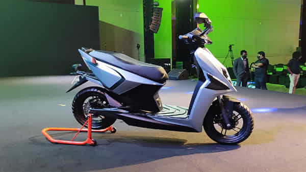 Simple One Electric Scooter: ఈ ఎలక్ట్రిక్ స్కూటర్ ఒక్కసారి ఛార్జింగ్ చేస్తే 236 కిలోమీటర్లు.!