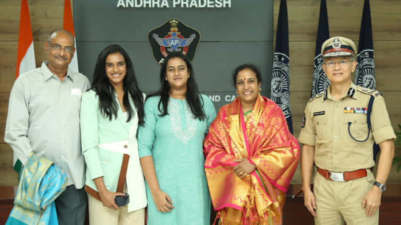 పీవీ సింధు, ఆమె తల్లిదండ్రులను శాలువాతో సత్కరించిన డీజీపీ, పలువురు పోలీస్ ఉన్నతాధికారులు