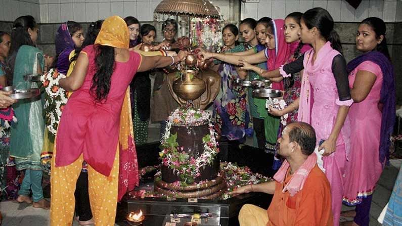 ఆరోగ్యం సరిగా లేని వారు శ్రావణ సోమవారం రోజున శివుడికి తేనెతో పూజ చేస్తే..ఆరోగ్యం మెరుగవుతుంది. అంతేకాదు సంపద కూడా వృద్ధి చెందుతుందని పండితులు ఉవాచ. 