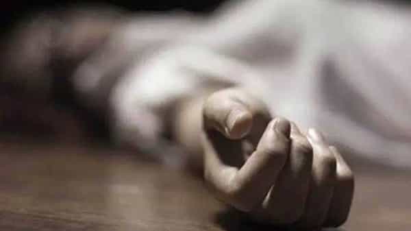 Woman Suicide: బెంగుళూరులో ఉన్న భర్తను రాత్రికి రాత్రే ఇంటికి పిలిచింది.. భర్త కళ్లెదుటే నిప్పుంటుకుని ఆత్మహత్య.. కారణం ఏమంటే..?