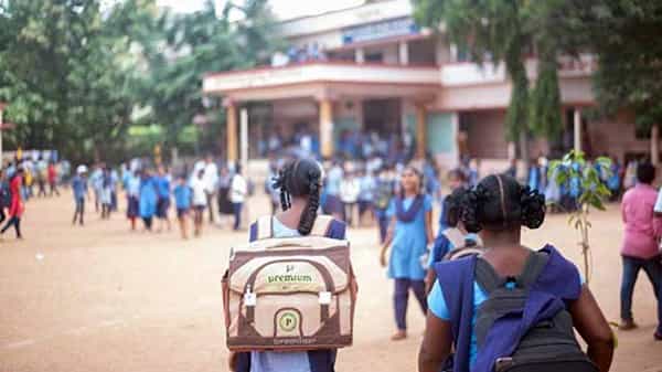 Telangana Schools: తెలంగాణలో సెప్టెంబర్ 1 నుంచి మోగనున్న స్కూల్ బెల్స్.. రాష్ట్రవ్యాప్తంగా పాఠశాలల పరిస్థితిపై ఓవర్ వ్యూ