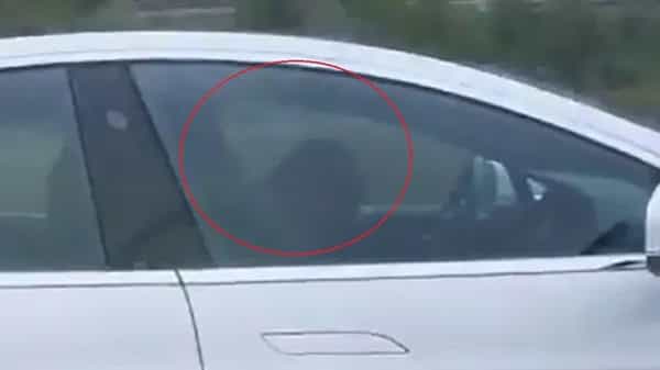 Tesla Car: తాగి డ్రైవింగ్ చేస్తున్న వ్యక్తి ప్రాణాలు కాపాడిన టెస్లా ఆటోపైలట్ ఫీచర్.. వీడియో వైరల్