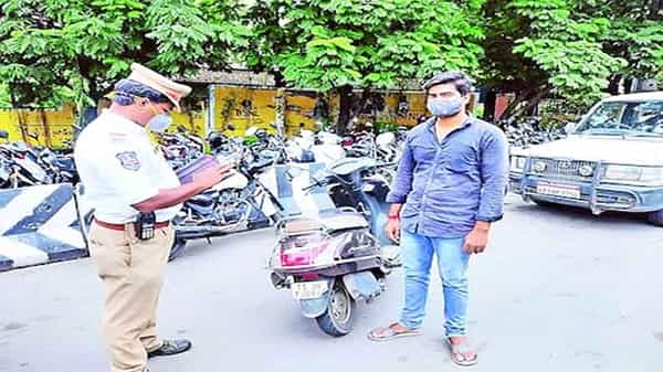 Hyderabad Traffic Challans: యాక్టివా స్కూటర్ను ఆపిన హైదరాబాద్ ట్రాఫిక్ పోలీసులు.. చలాన్ల లిస్ట్ చూసి షాక్..!