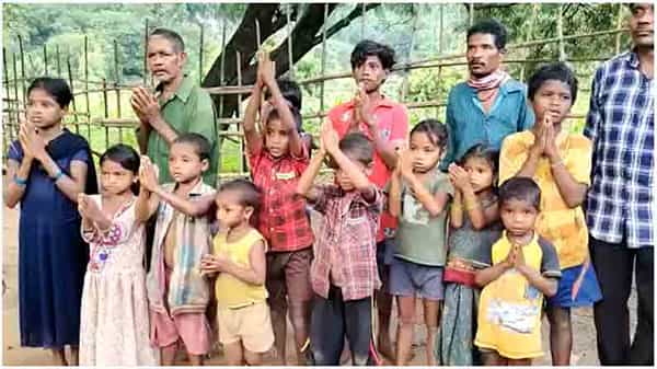 Visakhapatnam: బర్త్ సర్టిఫికేట్, ఆధార్ కార్డులు ఇప్పించండి.. మోకరిల్లి వేడుకుంటున్న చిన్నారులు