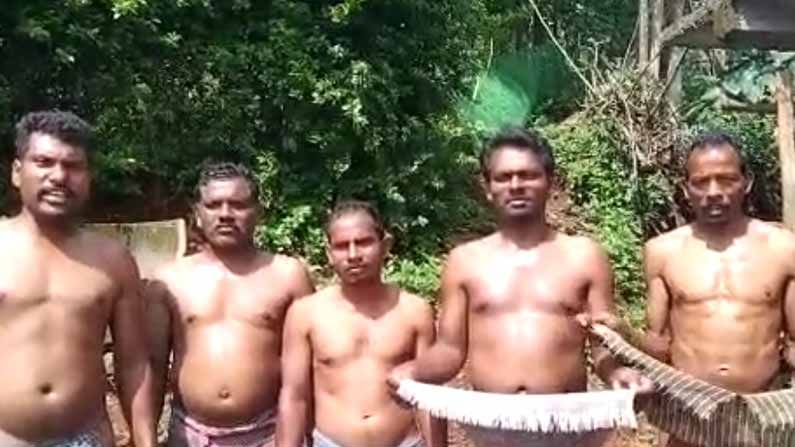 Tribes Protest: ఆదివాసీ దినోత్సవం రోజే గిరిజనుల అర్థనగ్న ప్రదర్శన.. ఎందుకంటే..?