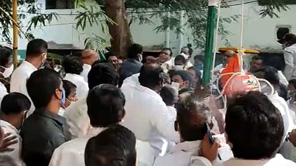 TRS vs BJP: పంద్రాగస్టు వేడుకల వేళ.. పార్టీల మధ్య గొడవ. బాహాబాహికి దిగిన టీఆర్ఎస్, బీజేపీ కార్యకర్తలు.