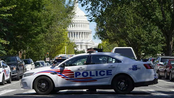 US Capitol: అమెరికా లైబ్రరీ ఆఫ్ కాంగ్రెస్ వద్ద బాంబు కలకలం.. అనుమానాస్పదంగా ఆగివున్న వాహనం. రంగంలోకి పోలీసులు.