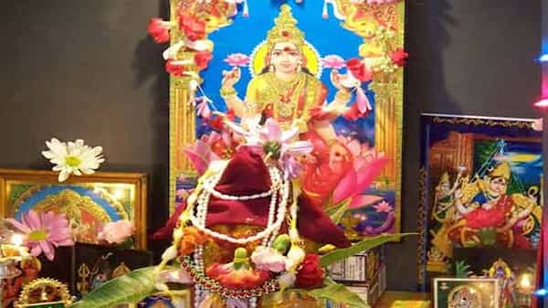 Varalakshmi Vratam: శుక్రవారం లక్ష్మీదేవిని ఈ స్త్రోత్రంతో స్తుతిస్తే.. దారిద్య బాధల తీరి సుఖసంతోషాలతో ఉంటారట