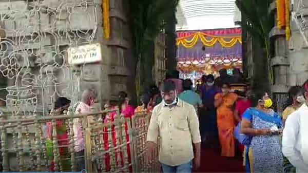 Sravana Sukravaram: తెలుగు లోగిళ్లలో శ్రావణ శుక్రవారం సందండి.. గుళ్లు, ఇళ్లల్లో వరలక్ష్మి వ్రతం పండగ శోభ