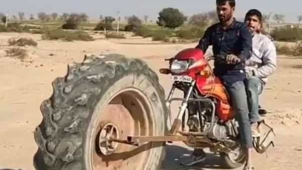 Viral Video: పైత్యం అంటే ఇదే.. బైక్కు ట్రాక్టర్ టైర్ బిగించాడు.. ఆ తర్వాత