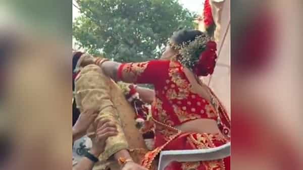 Viral Video: రోడ్డుపైనే వరమాల సందడి.. పాపం వధువు.. ఎంతలా కష్టపడిందో చూడండి