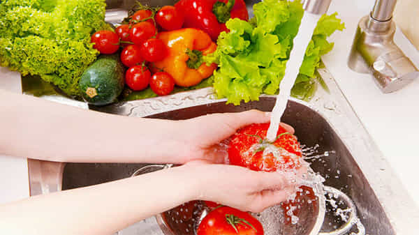 Vegetables Cleaning: కూరగాయలను సబ్బుతో శుభ్రం చేస్తున్నారా..? అయితే ప్రమాదమే.. మరి ఎలా క్లీన్ చేయాలి..?