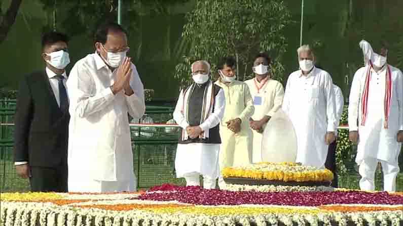 దివంగత అటల్ బిహారీ వాజ్పేయీ తృతీయ వర్ధంతి సందర్భంగా ఉపరాష్ట్రపతి వెంకయ్యనాయుడు సహా పలువురు ప్రముఖులు నివాళ్లులర్పించారు. మహానేత దేశానికి చేసిన సేవలను కొనియాడారు.