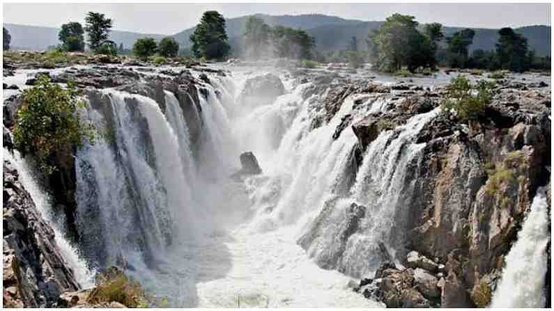 హోగెనక్కల్ జలపాతం: ఈ అందమైన జలపాతం తమిళనాడులోని ధరంపూర్ జిల్లాలో ఉంది. ప్రజలు తరచుగా వారాంతపు పర్యటనల కోసం ఇక్కడకు వెళ్తుంటారు. ఈ జలపాతాన్ని 'నయాగరా ఫాల్ ఆఫ్ ఇండియా' అని కూడా అంటారు.