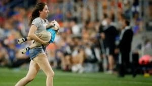 Viral Video: గోల్ చేసేందుకు పరుగులు తీస్తున్న ఫుట్‌బాలర్స్.. హఠాత్తుగా గ్రౌండ్‌లోకి బాలుడి ఎంట్రీ.. ఆ తరువాత ఏం జరిగిందంటే?