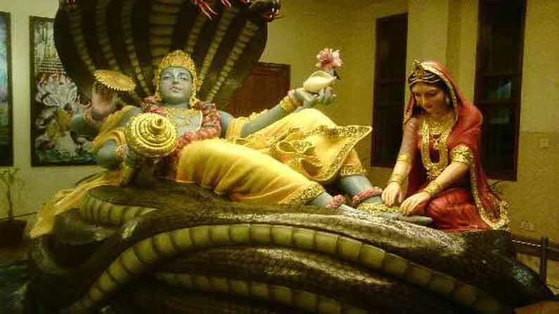 మొదటి జంట లక్ష్మీనారాయణులు.. విష్ణుమూర్తి వక్షస్థలం మీద భార్య లక్ష్మీదేవి ఉంటుంది. వక్షస్థలంలోని హృదయం ఆలోచనలకు కూడలి.. అక్కడే లక్ష్మి ఉంటుంది. అంటే ఏ భార్యాభర్తల హృదయం ఒక్కటై..ఆలోచన కూడా ఆ ఇద్దరిదీ ఒకటై ఉంటుందో..ఆ జంట లక్ష్మీనారాయణుల జంట.