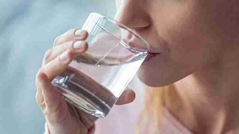 Drinking Water: మనం రోజుకు ఎన్ని లీటర్ల నీరు తాగాలి.? ఎక్కువ తాగితే ప్రాణాలకు ప్రమాదమా.?