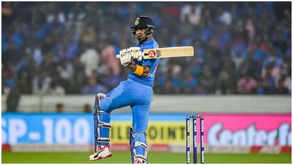 చివరి బంతికి 2 పరుగులు.. ధోని క్రీజులో.. కేఎల్ రాహుల్ 46 బంతుల్లో సెంచరీ.. మామూలుగా లేదు మ్యాచ్..