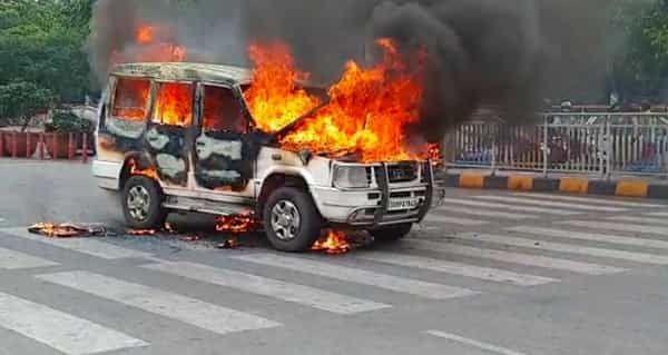 Hyderabad: పోలీసుల వాహనంలో ఒక్కసారిగా మంటలు.. హైదరాబాద్ నడిబొడ్డులో కలకలం..!