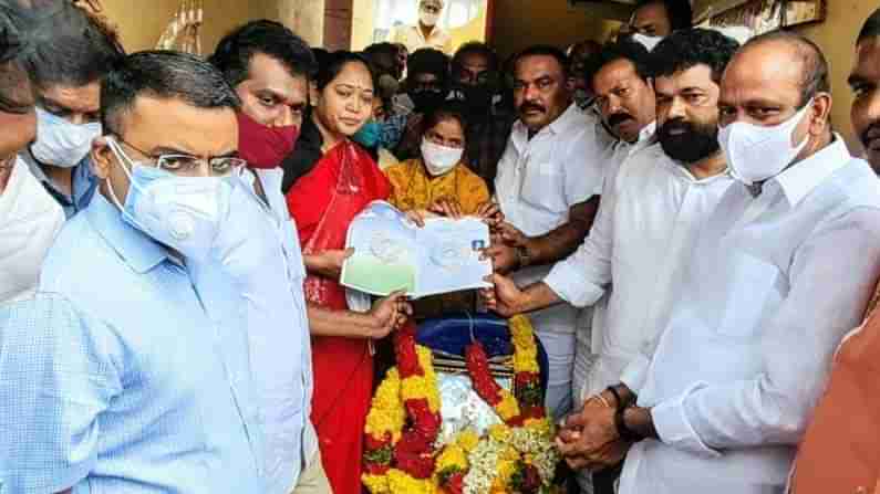 Ramya: ఉన్మాది చేతిలో హత్యకు గురైన ర‌మ్య కుటుంబానికి వైసీపీ నేత‌ల ప‌రామ‌ర్శ.. ఇంటిపట్టా అందజేత