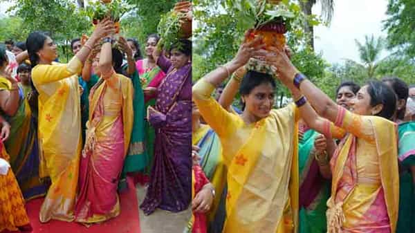 YS Sharmila: మొయినాబాద్లో తన స్నేహితురాలితో కలిసి బోనమెత్తిన వైఎస్ఆర్టీపీ అధినేత్రి వైఎస్ షర్మిల
