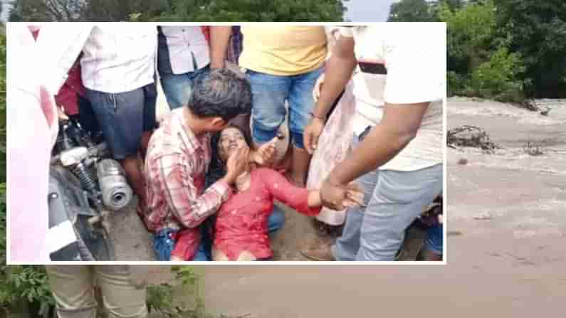 Telangana Rains: తెలంగాణలో పొంగుతున్న వాగులు వంకలు.. ప్రవాహంలో చిక్కుకుని ఒకరు మృతి.. మరొకరిని రక్షించిన పోలీసులు