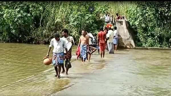గ్రామంలో ఎవరైనా చనిపోతే.. శవాన్ని తీసుకెళ్లేందుకు గ్రామస్తులు ప్రాణాలను అడ్డుపెట్టాల్సిందే..