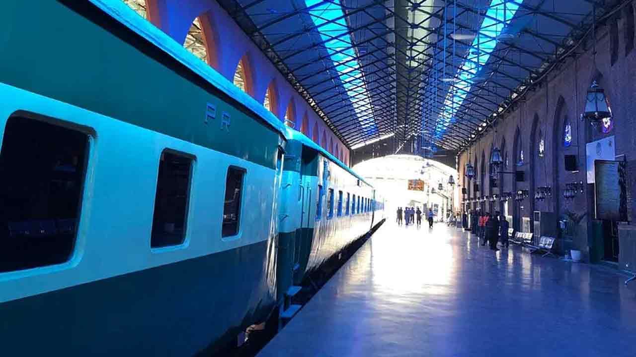 పాకిస్తాన్, భారతదేశంలోని రైల్వేలలో పనిచేసే విధానంలో పెద్దగా తేడా లేదు. అక్కడ స్టేషన్లు , రైళ్లు కూడా మీకు భారతదేశంలా కనిపిస్తాయి. ఇక్కడ, అక్కడ రైలు వ్యవస్థ మధ్య పెద్దగా తేడా లేదు. పాకిస్తాన్ రైల్వే అనేక దేశాలను రైల్వే లైన్ ద్వారా కలుపుతుంది.  ఇందులో భారతదేశం, ఆఫ్ఘనిస్తాన్, ఇరాన్, టర్కీ మొదలైన దేశాలు ఉన్నాయి.  