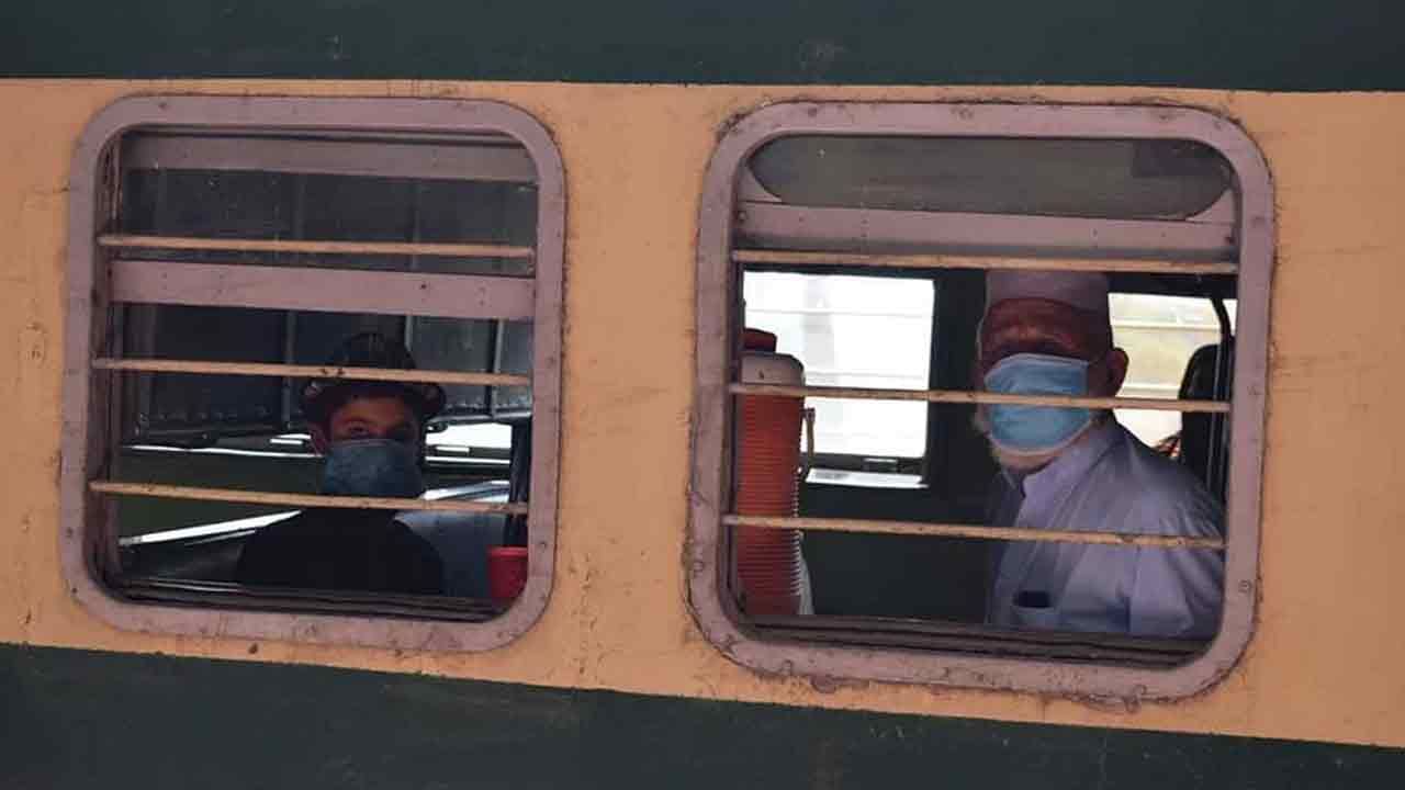 భారతీయ రైల్వేలు పాకిస్తాన్ రైల్వేల కంటే చాలా అభివృద్ధి చెందాయి. ఇక్కడ రైళ్లు, స్టేషన్లు మొదలైనవి చాలా హైటెక్. అయితకే అక్కడ కూడా కరోనాకు సంబంధించి రైలులో ప్రత్యేక ఏర్పాట్లు చేశారు. బ్రిటిష్ కాలంలో పాకిస్తాన్లో కూడా రైల్వే సేవ ప్రారంభించారు. 1861 లో రైలు ఇక్కడ ప్రారంభించారు.