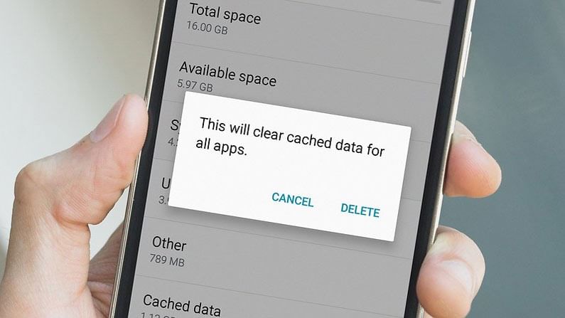 పెరిగిపోయే కాచ్‌ డేటా కూడా స్మార్ట్‌ఫోన్‌ వేగాన్ని తగ్గిస్తుంటుంది కాబట్టి స్టోరేజ్‌ ఆప్షన్‌లో ఉండే 'క్యాచ్‌డ్‌ డేటా'ను ఎప్పటికప్పుడు డిలీట్‌ చేస్తుండాలి. 