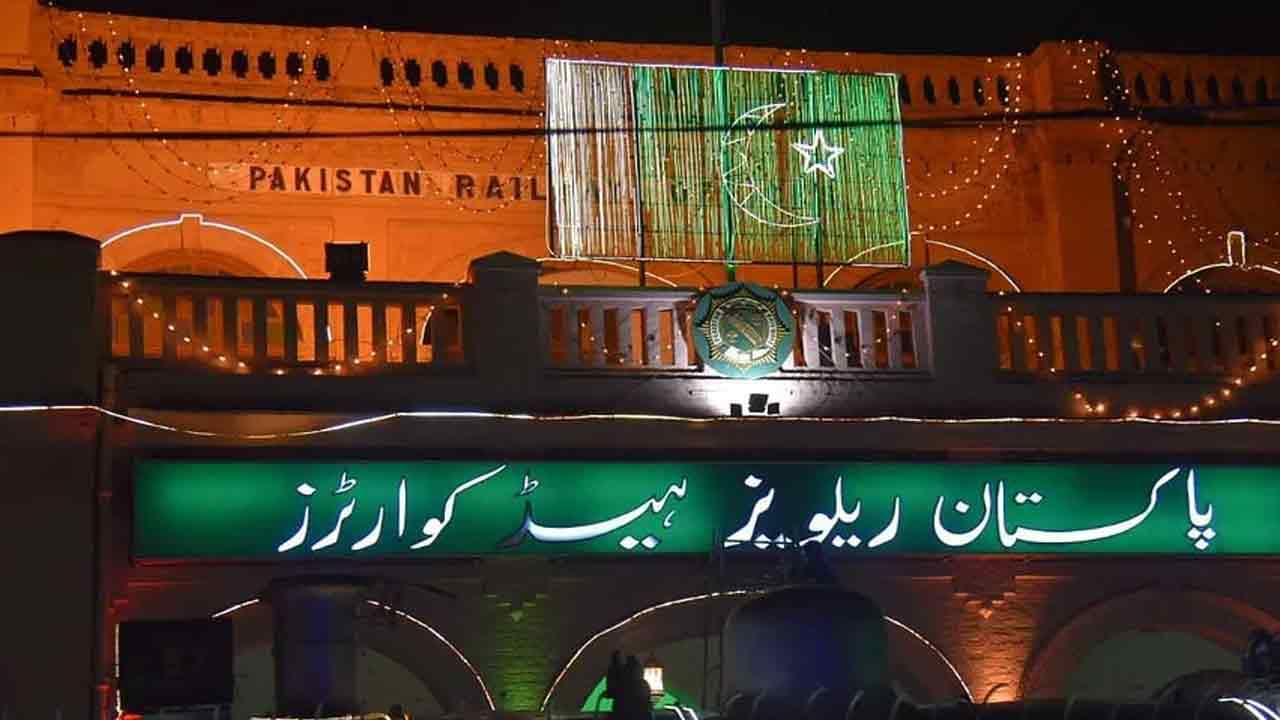 భారతదేశంలో స్వాతంత్య్ర దినోత్సవం సందర్భంగా రైల్వే స్టేషన్లో అలంకరణలు చేసే విధంగా, పాకిస్తాన్లో ఆగస్టు 14న ఇలాంటి అలంకరణలు చేస్తారు. ఇక్కడ కూడా, పాకిస్తాన్ చాలా చోట్ల రైల్వే చరిత్రకు సంబంధించిన సమాచారాన్ని తెలియజేస్తుంది.