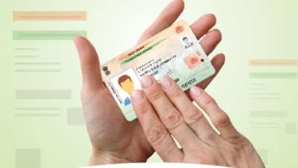 Aadhaar Card: మొబైల్ ఫోన్తో ఆధార్లో పేరు, పుట్టినతేదీలలో మార్పులు చేయవచ్చు..! ఎలాగో తెలుసుకోండి..