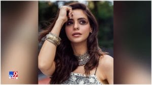 Aamna Sharif: సొగసు చూడతరమా అనేటట్లు ఉన్న ఆమ్నా షరీఫ్ అందాలు