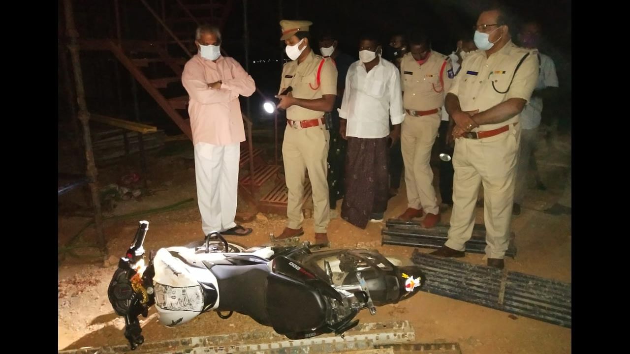 Andhra Pradesh Crime News: విజయవాడలో ఘోర రోడ్డు ప్రమాదం.. స్పాట్‌లోనే ముగ్గురు యువకులు మృతి..