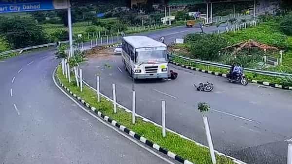Accident Video: ఈ బైక్ రైడర్కి ఇంకా నూకలున్నాయి..! వేగంగా వెళ్లే బస్సుకింద పడిపోయినా బతికిపోయాడు..