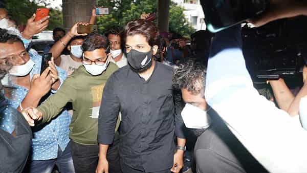 Sai Dharam Tej: అపోలో ఆసుపత్రికి అల్లు అర్జున్.. సాయి ధరమ్ తేజ్ను పరామర్శించిన బన్నీ..