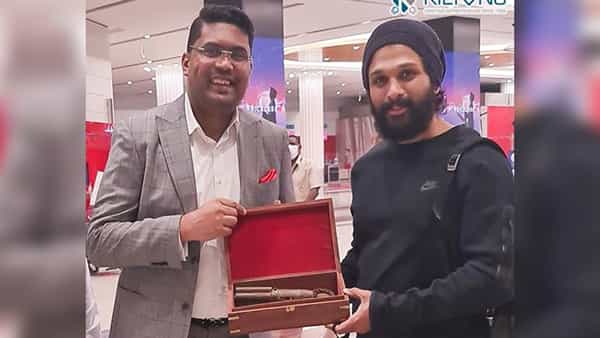Allu Arjun: అల్లు అర్జున్కు అరుదైన బహుమతి.. 160 ఏళ్ల పురాతన కానుక ఇచ్చి అభిమానాన్ని చాటుకున్న కేరళ మిలియనీర్..