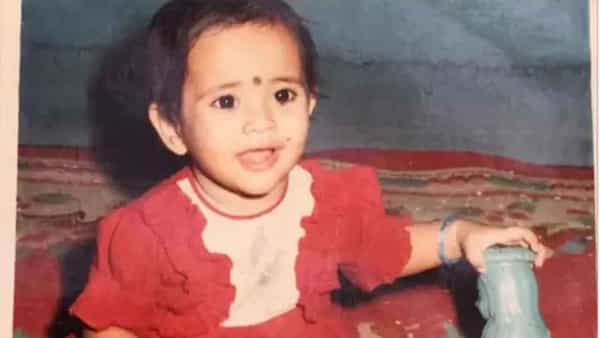 Tollywood Actress: ప్రజంట్ టాలీవుడ్లో దూసుకుపోతున్న ఓ నటే... ఈ ఫోటోలోని చిన్నారి.. ఎవరో గుర్తించగలరా...?