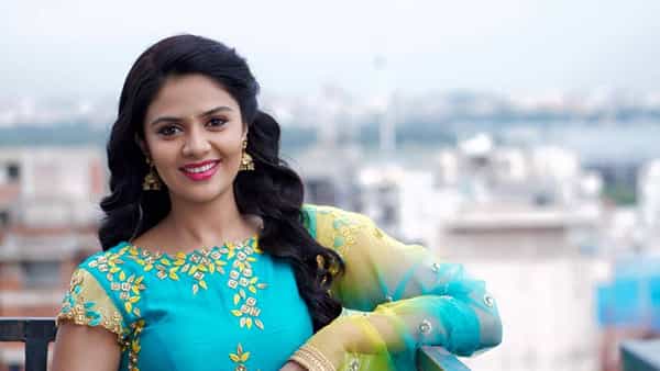 Anchor Sreemukhi: అల్లరిచేస్తూ.. సందడి చేసే శ్రీముఖి ఇంట విషాదం.. భావోద్వేగానికి గురైన యాంకర్..