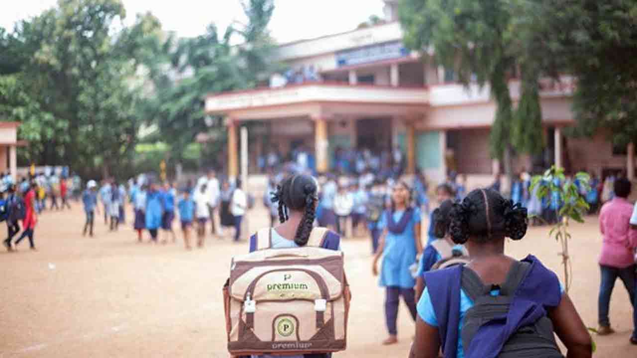 Andhra Pradesh: నేడు పాఠశాలలకు సెలవు ప్రకటించిన ఏపీ ప్రభుత్వం... కానీ