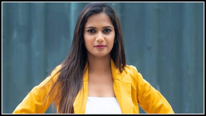 బిగ్ బాస్ బజ్ కు యాంకర్ గా ఎంపిక అయినా అరియనా ఫొటోస్.