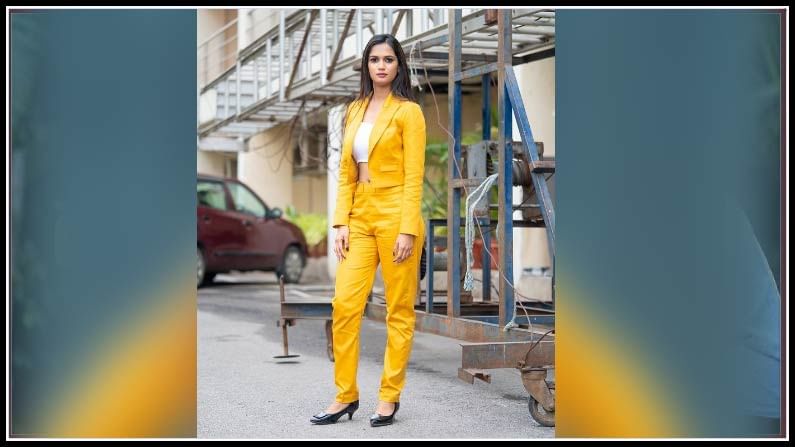 బిగ్ బాస్ బజ్ కు యాంకర్ గా ఎంపిక అయినా అరియనా ఫొటోస్.