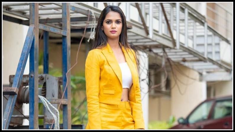 బిగ్ బాస్ బజ్ కు యాంకర్ గా ఎంపిక అయినా అరియనా ఫొటోస్.