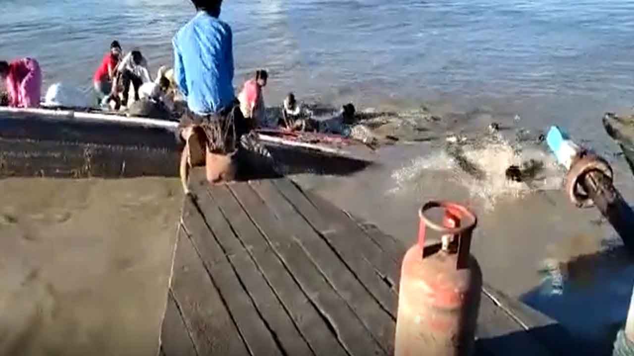 Assam Boat: బ్రహ్మపుత్ర నదిలో రెండు పడవలు ఢీ.. 100 మంది ప్రయాణికులు గల్లంతు.. కొనసాగుతున్న సహాయకచర్యలు