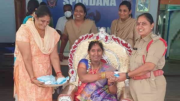 Baby Shower: పోలీస్ స్టేషనే పుట్టిల్లయింది.. మహిళా కానిస్టేబుల్కు అరుదైన గౌరవం.. సిబ్బంది అంతా కలిసి..