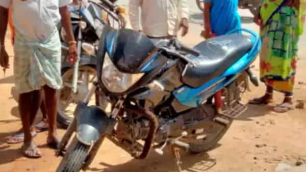 Telangana: బైక్ పోయింది.. తెల్లారి వెళ్లి చూస్తే అదే ప్లేస్లో కనిపించింది.. ట్విస్ట్ ఏంటంటే..