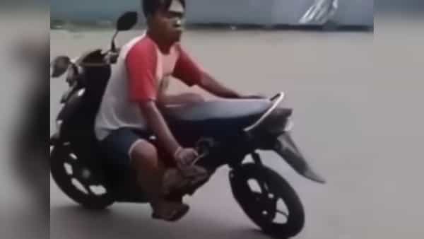 Viral Video: ఢిపరెంట్ బైక్తో రివర్స్ రైడింగ్.. వీడియో చూస్తే ఆశ్చర్యపోవాల్సిందే..!