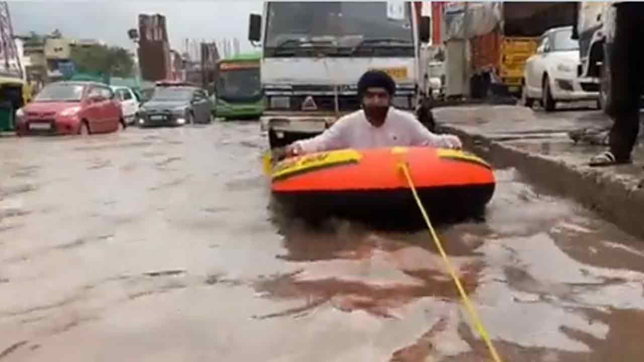 Delhi rains: ఢిల్లీ వరద నీటిలో బోటింగ్ చేసిన బీజేపీ నేత.. ఆప్ ప్రభుత్వ తీరుకు నిరసనగా..