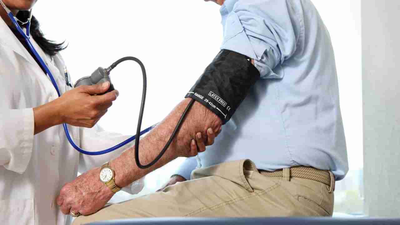 Blood Pressure: బీపీని కంట్రోల్‌ చేయాలంటే ఎటువంటి ఆహారం తినాలి..! ఏ సమయంలో తీసుకుంటే మంచిది..